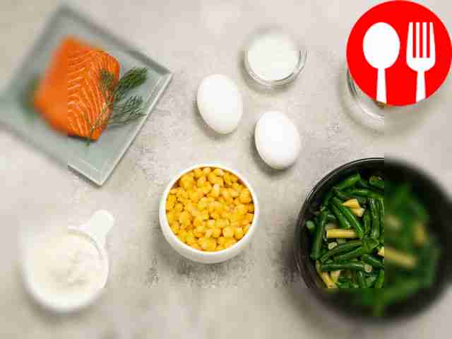 Помойте рыбу, обсушите её и запекайте в фольге...