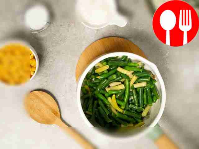 Сварите фасоль. Разрежьте стручки на несколько...