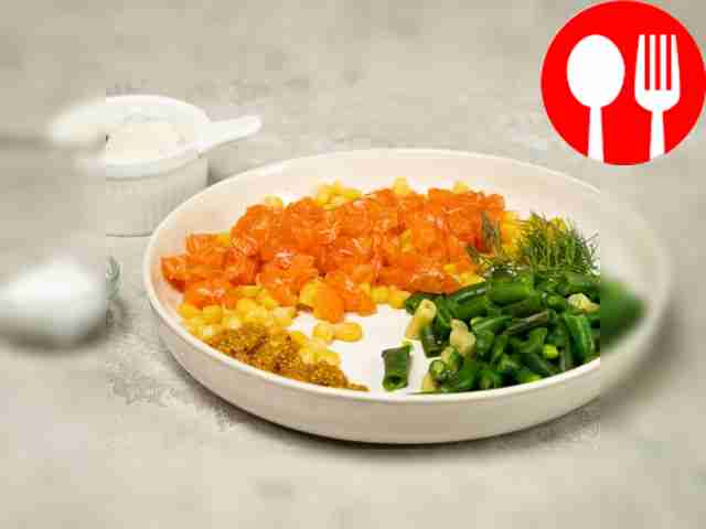 Приготовьте салат: в салатницу положите...