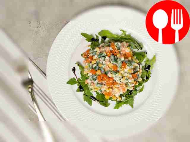 Перед подачей посыпьте салат семенами чиа.