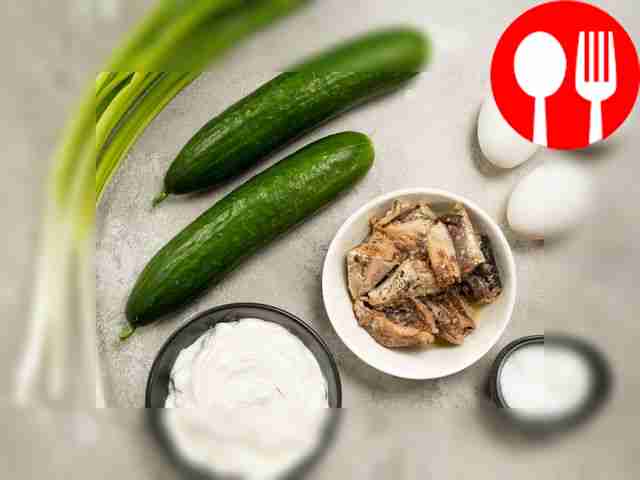 Подготовьте ингредиенты для салата с рыбными...