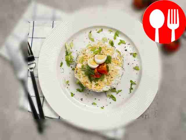 Пусть салат с рыбными консервами, яйцом и...