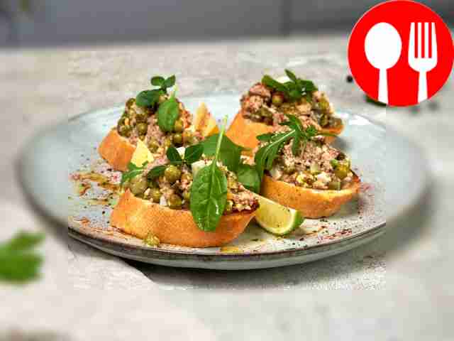 Быстрый салат из рыбных консервов