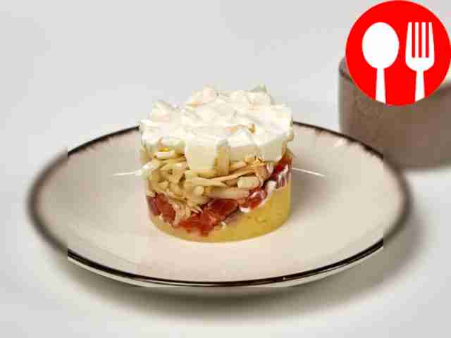 Приготовьте блюдо: на дно тарелки уложите...