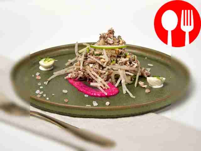 Салат из риса и рыбных консервов