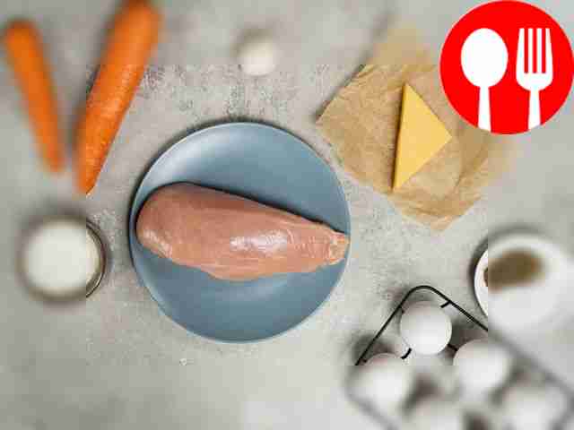 Промойте курицу и отварите её. Опустите филе в...