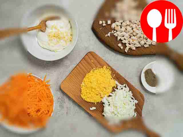 Измельчите ингредиенты. Курицу нарежьте...