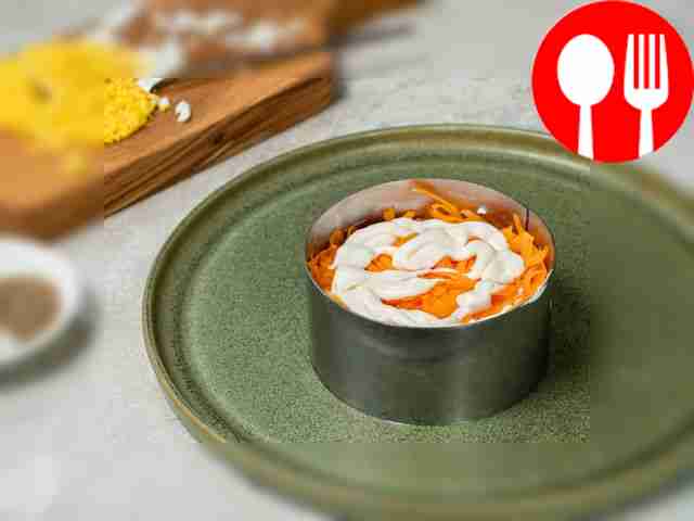 Сделайте заправку: соедините измельчённый...