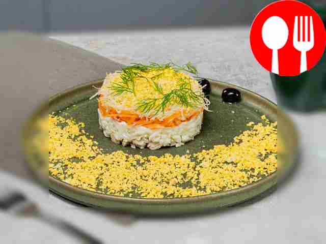 Поместите салат в холодильник на час для...