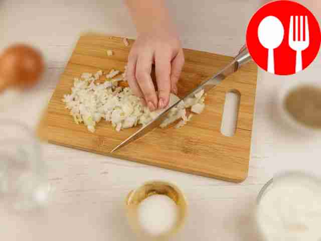 Нарежьте лук на мелкие кубики.