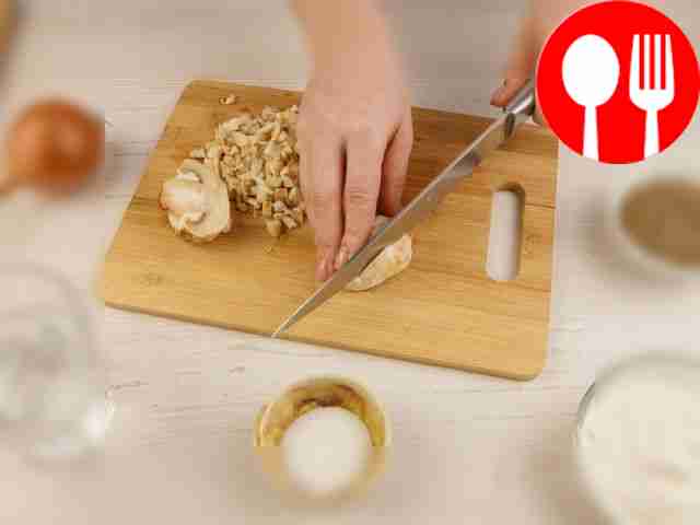 Шампиньоны измельчите, нарезав мелкими кубиками.