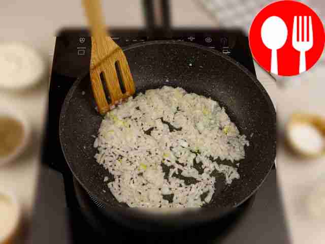 Разогрейте сковороду, добавив немного...