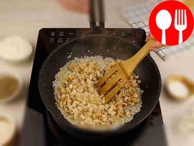 Добавьте шампиньоны к луку и жарьте, постоянно...