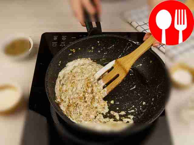 В сковороду добавьте сметану, приправьте солью...