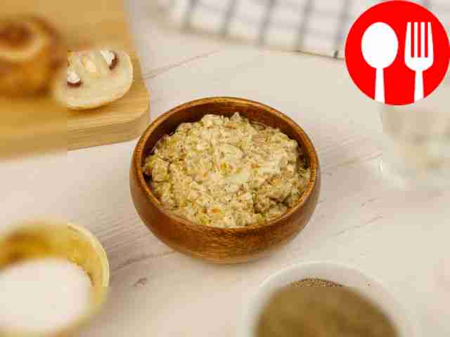 Перелейте соус в соусницу или в глубокую миску.