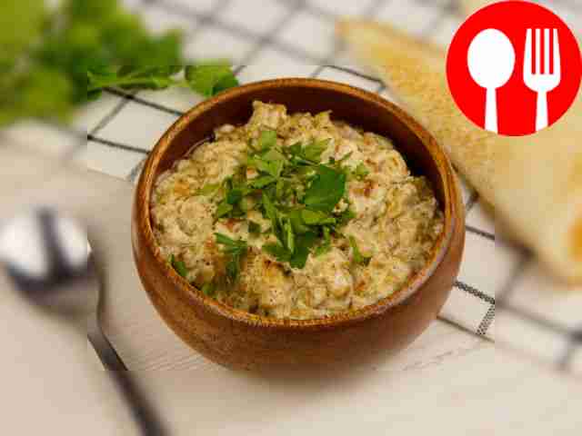 Посыпьте соус свежей зеленью, например...