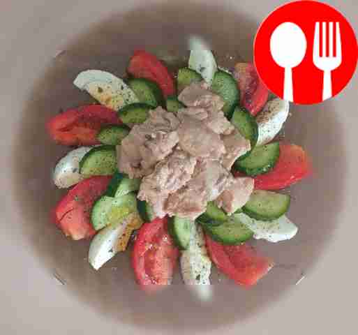 Домашний салат из печени минтая с помидорами и огурцами