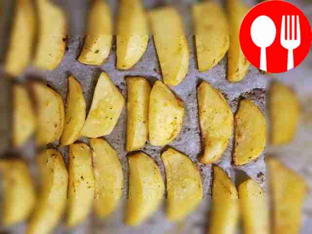 Нарежьте картофель дольками, посыпьте копченой...