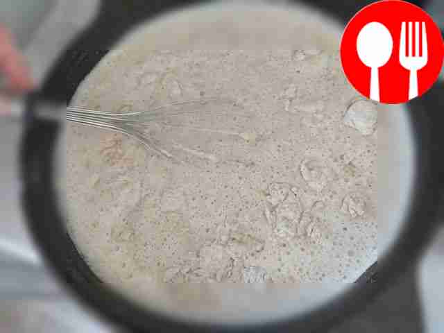 Влейте холодную воду и муку.