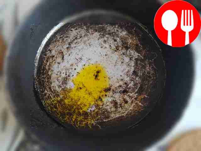 Смажьте сковороду растительным маслом и испеките блины.