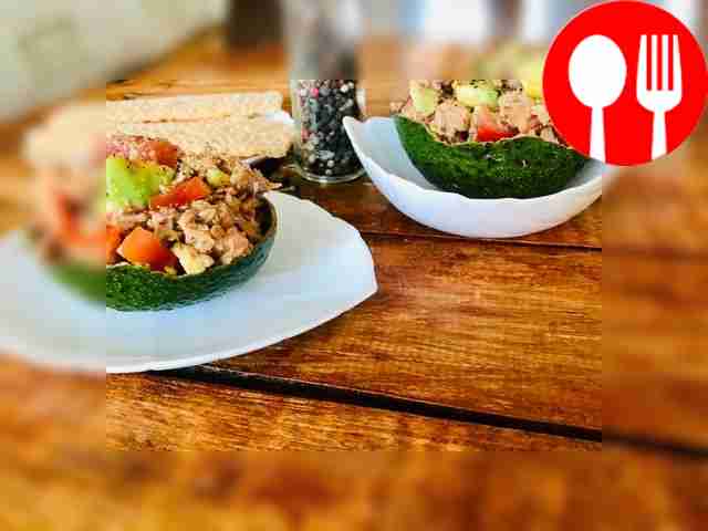 Закуска из авокадо с тунцом и грейпфрутом