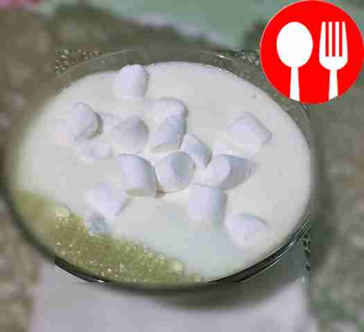 Воздушный матча латте с маршмеллоу