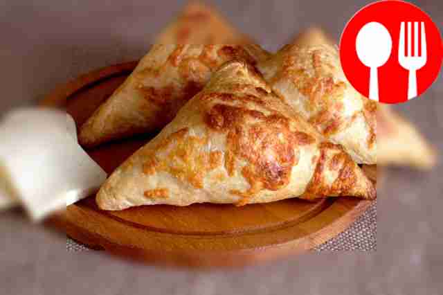 Слоеные пирожки с сыром