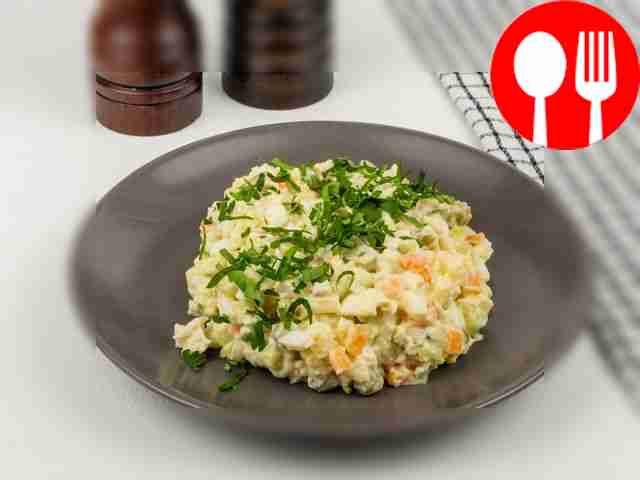 Оливье с курицей и свежими огурцами