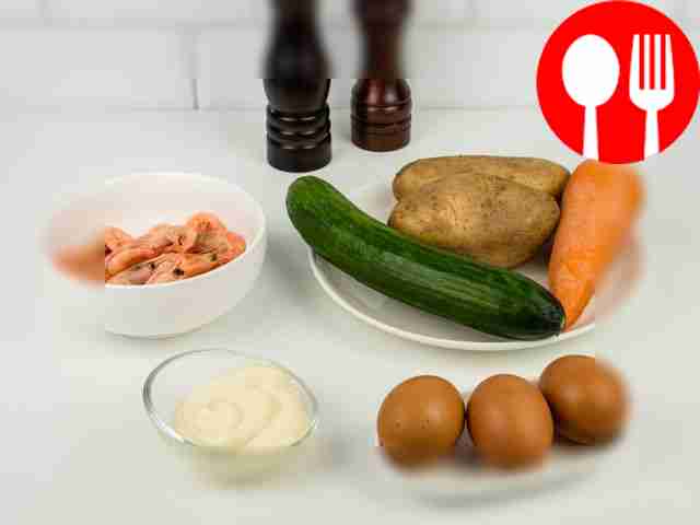 Предварительно сварите и остудите картофель,...