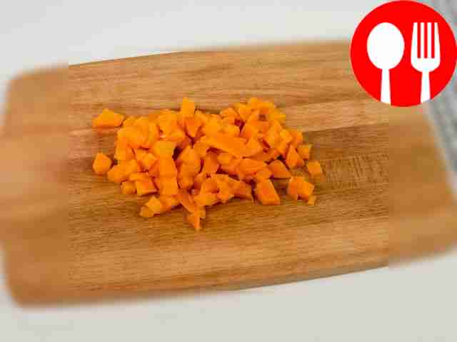 Варёные овощи очистите от кожуры и нарежьте их...