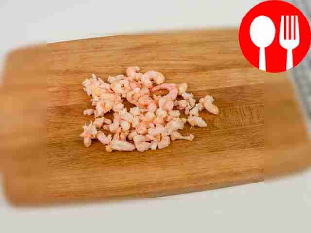 Огурцы, креветки и яйца нарежьте на кубики.