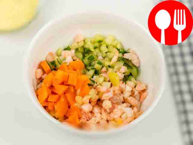 Положите все ингредиенты в глубокую чашу.