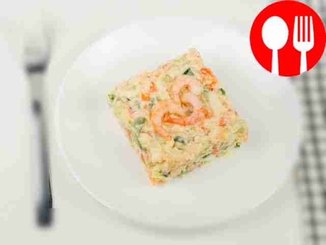 Сформируйте салат в тарелке с помощью формочки...