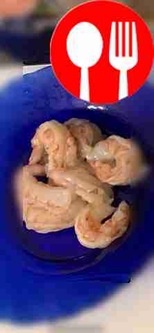 Обжарьте креветки примерно две минуты.