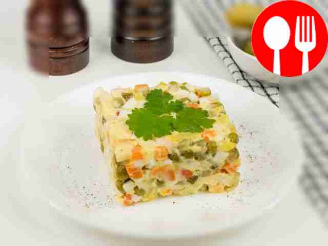 Оливье с курицей и солеными огурцами