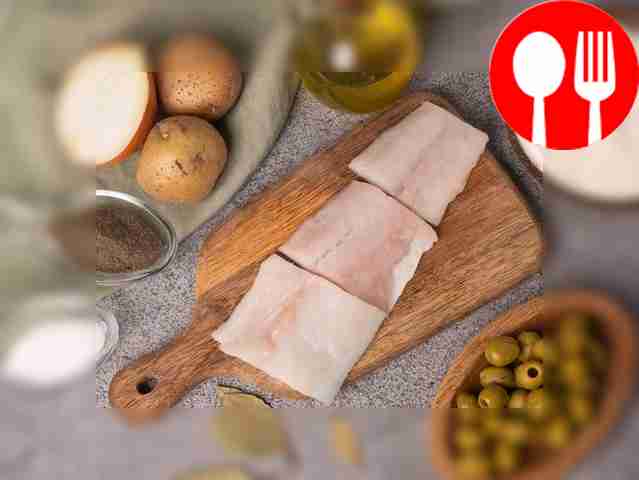 Вымойте треску и очистите её. Просушите...