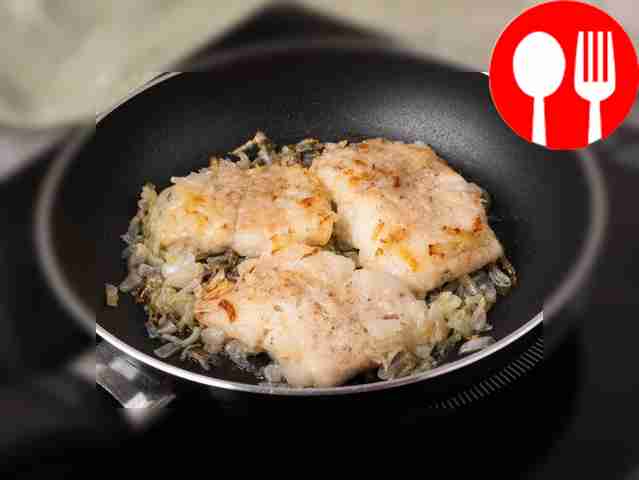 Лук мелко нашинковать и обжарить на оливковом...