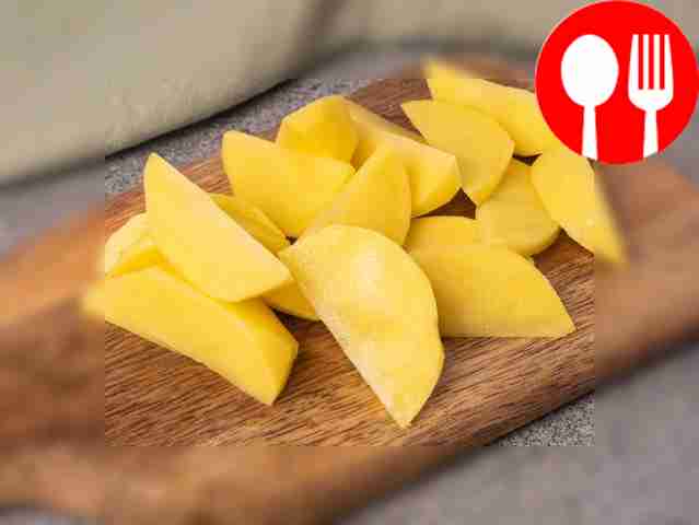 Очистите картофель и нарежьте его на дольки.