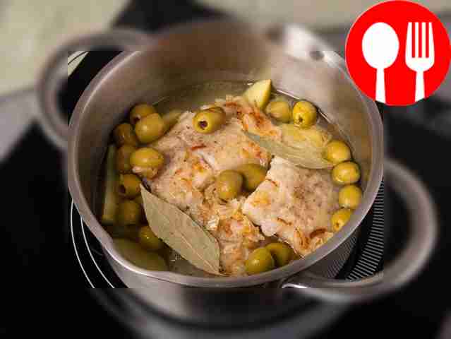 Переложите треску и лук поверх картофеля....