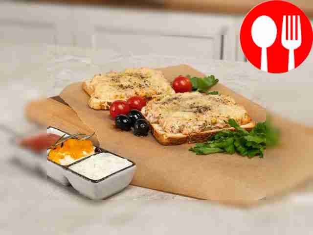 Тост с колбасой