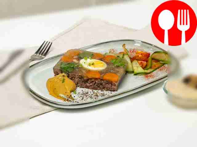 Пряный холодец из говядины с зеленью и овощами