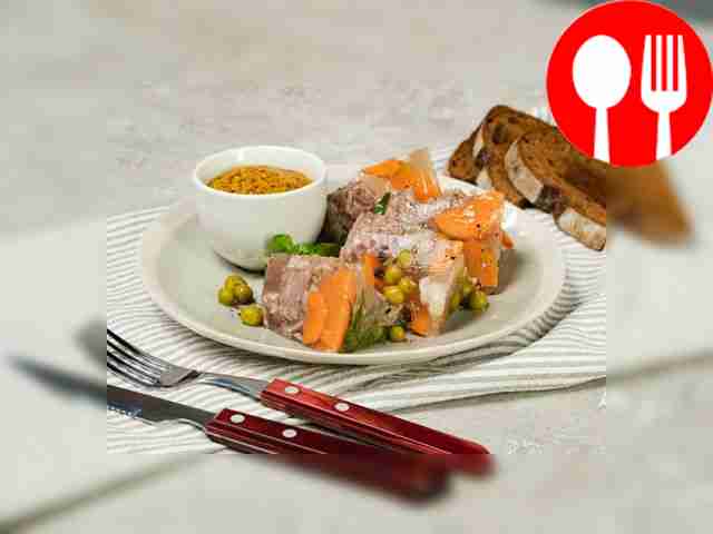 Холодец из свиных ножек с горошком