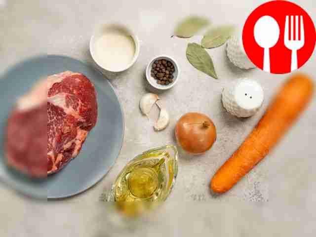 Помойте мясо и нарежьте кубиками по 3 см....