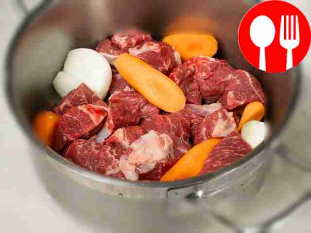 Приготовьте мясо: в большую кастрюлю влейте...