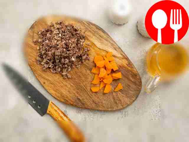 Начните с подготовки бульона, мяса и моркови....