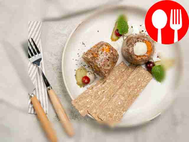 Украсьте холодец зеленью и подайте вместе с хреном.