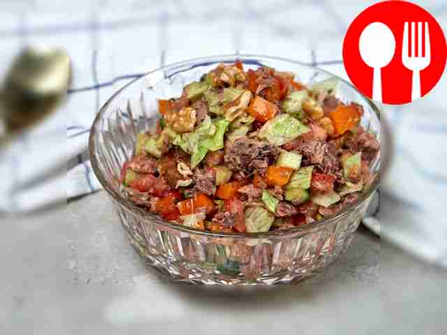 Быстрый и вкусный салат из рыбных консервов