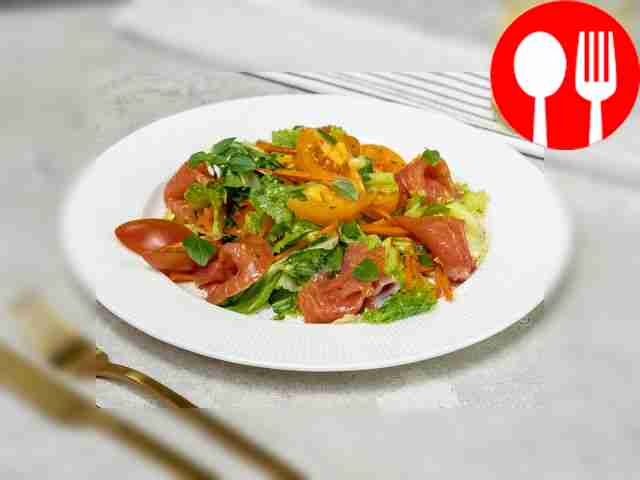 Быстрый рыбный салат из слабосоленой форели