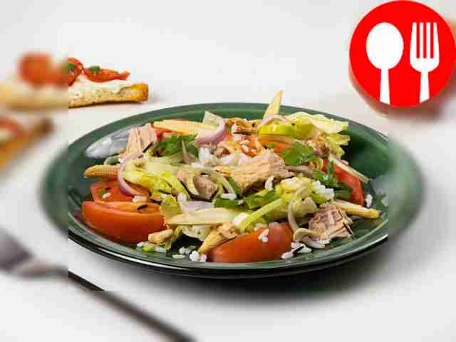 Салат из кукурузы, рыбных консервов и риса