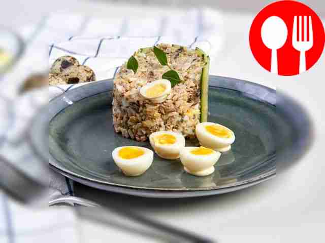 Рыбный салат с сыром и рисом